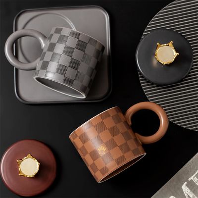 National Trend Style Checkered Ceramic Cups And Plates With LIDS Spoons Large Round Handles Mugs Office Coffee Home Drinking Custom Ceramic Mugs