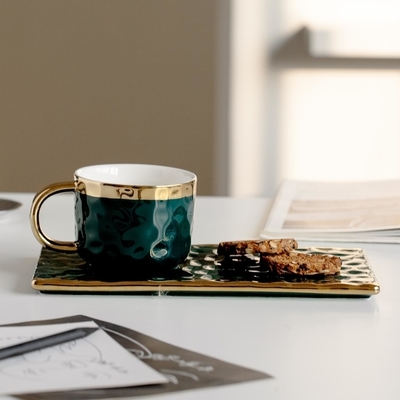 Elegant Black Ceramic Mugs With Gold Accents Wavy Textures For Coffee Tea Pastry Pairings Modern Minimalist Design