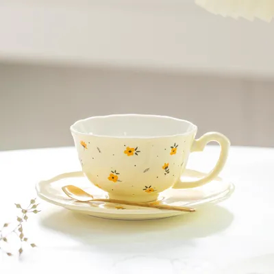 European-style Luxurious Small Green Flower Coffee Cups And Saucers With Spoons Custom-made Ceramic Glazed Flower Tea Cups And Mugs For Men And Women